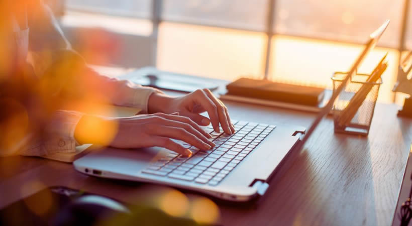 Finde Mich Blog Beiträge Frau schreibt auf Laptop